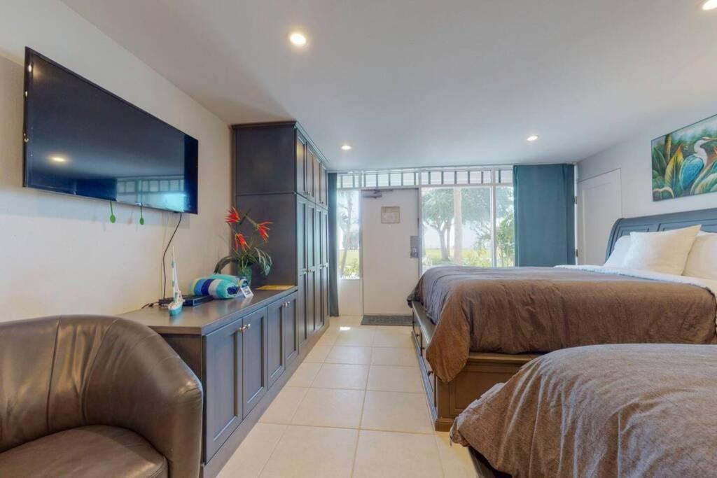 Sea Spray, Studio 114, Beach Steps Away! Pool+Wifi Ruskin Exterior photo
