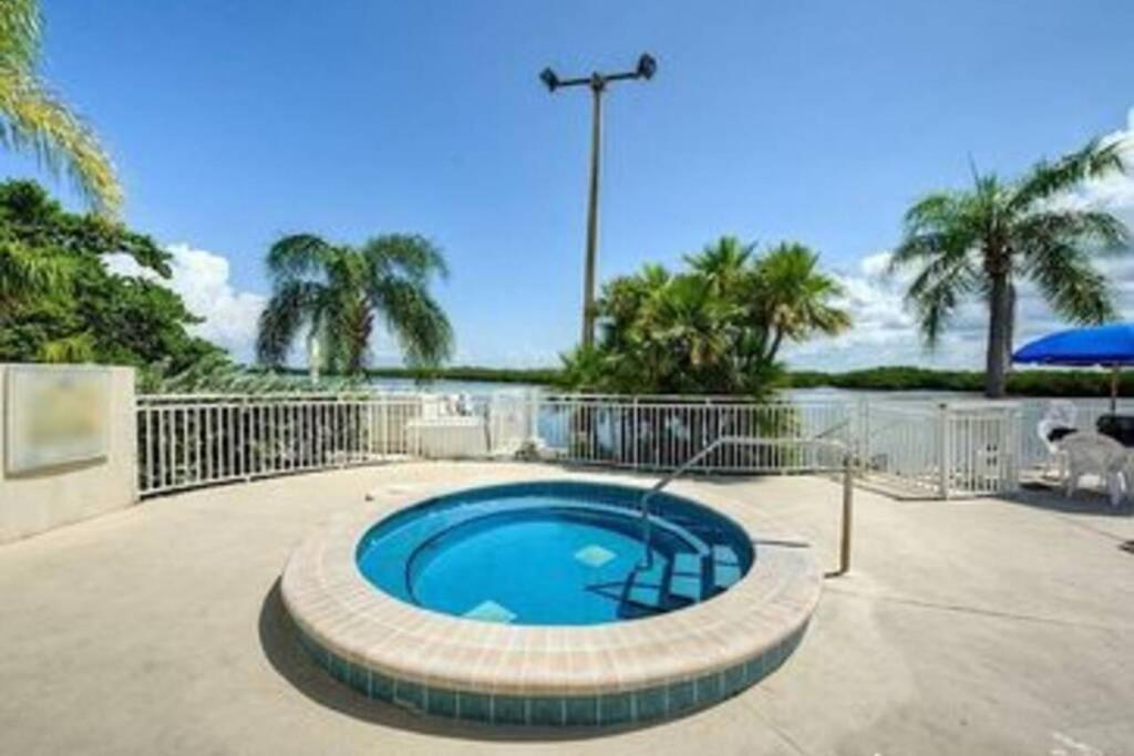 Sea Spray, Studio 114, Beach Steps Away! Pool+Wifi Ruskin Exterior photo